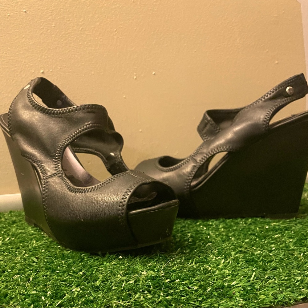 Vera Wang black wedge